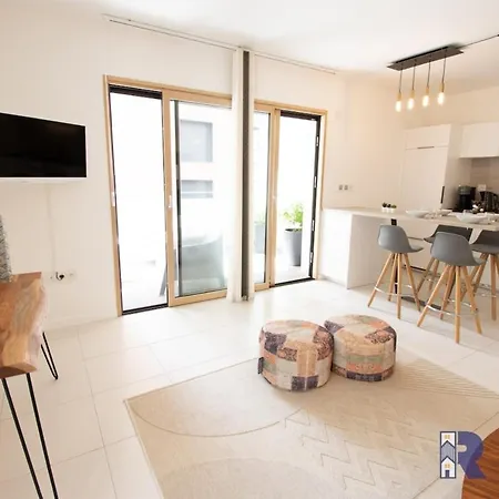 Le Pavillon Vercingetorix - Bright Flat With Terrace *