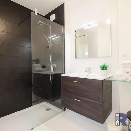 Le Pavillon Vercingetorix - Bright Flat With Terrace
